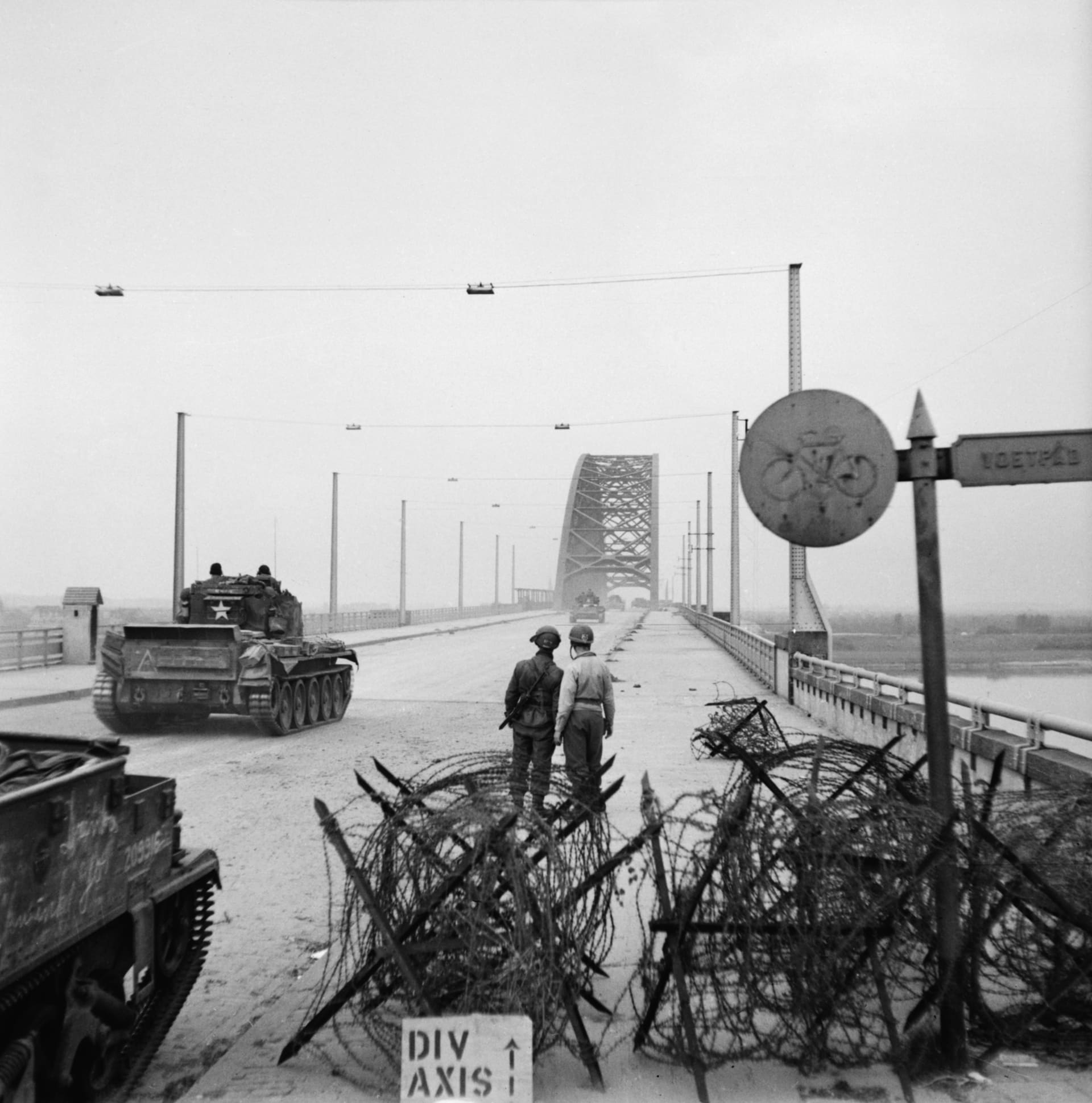 Klíčovým bodem bylo obsadit a udržet mosty, přes které by se následně hrnuly pozemní spojenecké síly.