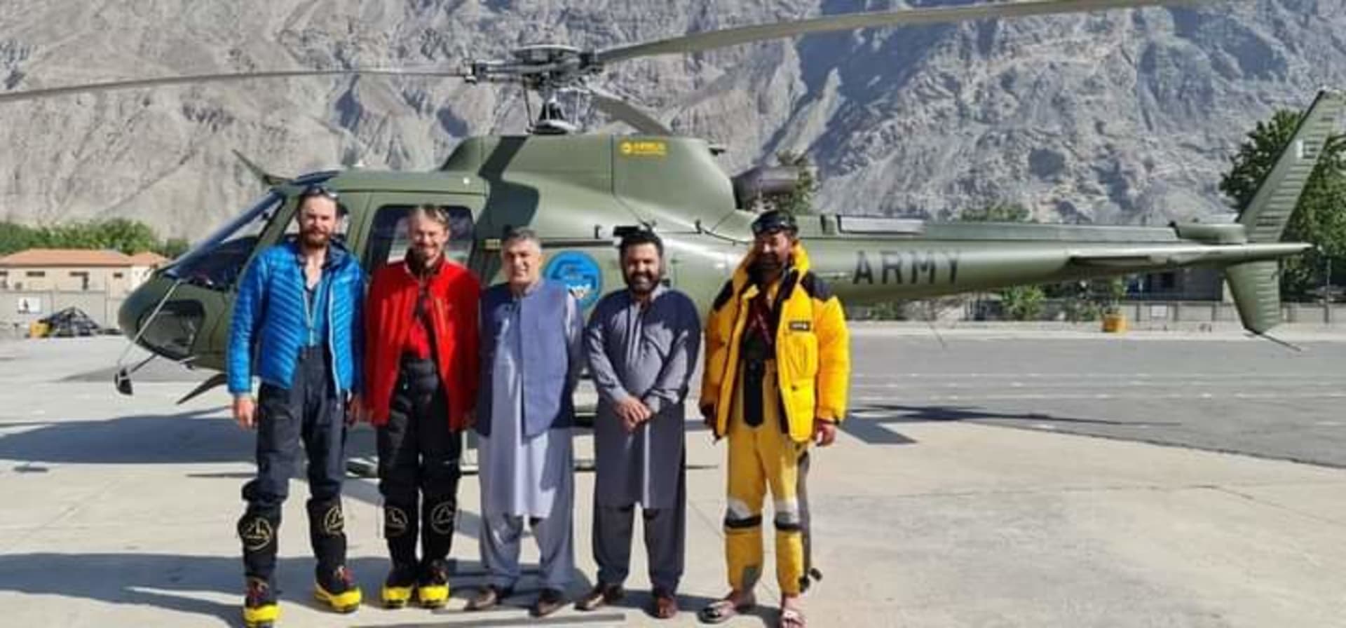Horolezce Jakuba Vlčka a Petra Macka musel společně s jejich pákistánským kolegou na hoře Rakapoši zachraňovat vrtulník.