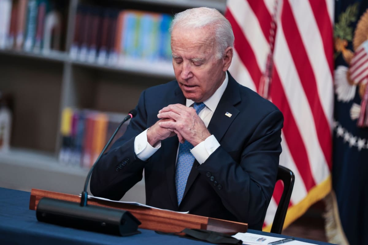Prezident USA Joe Biden pod palbou republikánů – vypíná mu někdo mikrofon, když tápe?