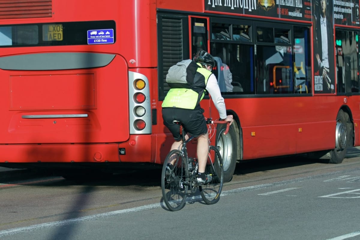 Jak budou policisté přestupky řidičům, kteří se proviní při předjíždění cyklistů, dokazovat, zatím není jasné. (Ilustrační fotografie)