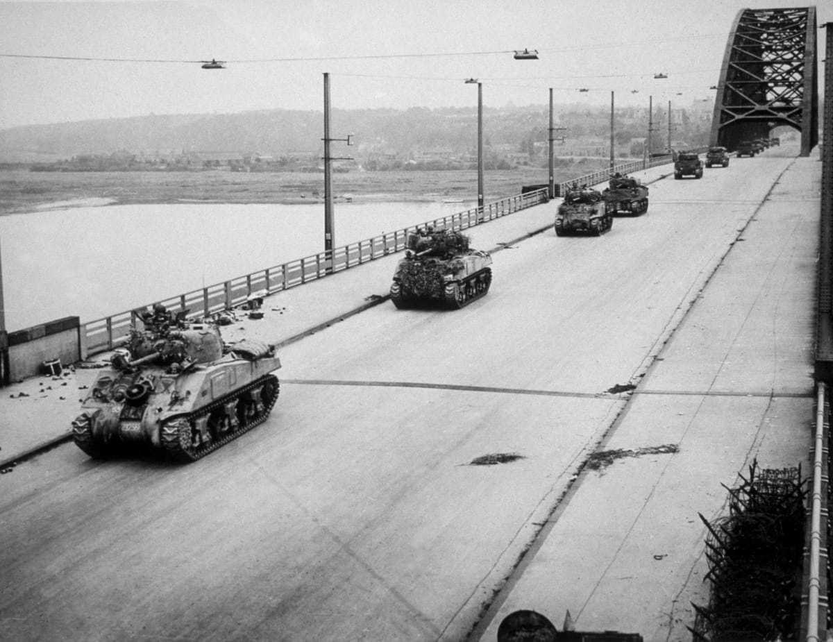 Obsazený most v Nijmegenu vytvořil důležitý koridor pro spojenecké tanky. Pro otevření cesty do Německa ale bylo potřeba udržet také most v Arnhemu.