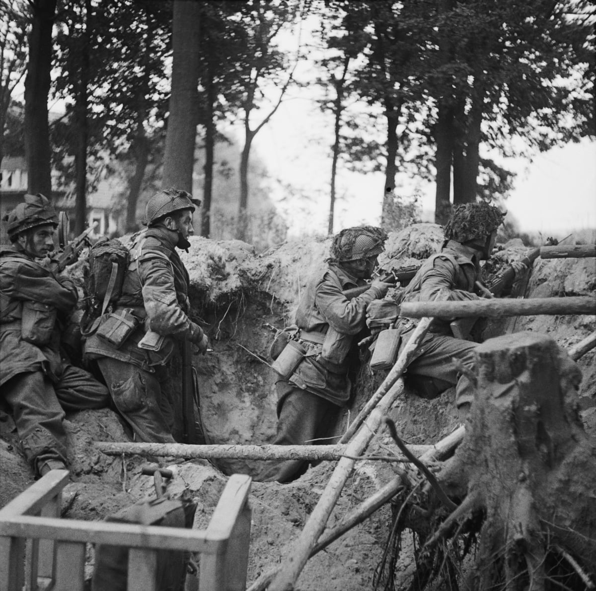 Britská 1. výsadková divize seskočila u Arnhemu, hluboko v týlu nepřítele.