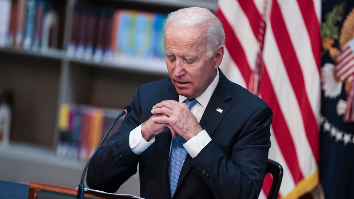 Prezident USA Joe Biden pod palbou republikánů – vypíná mu někdo mikrofon, když tápe?