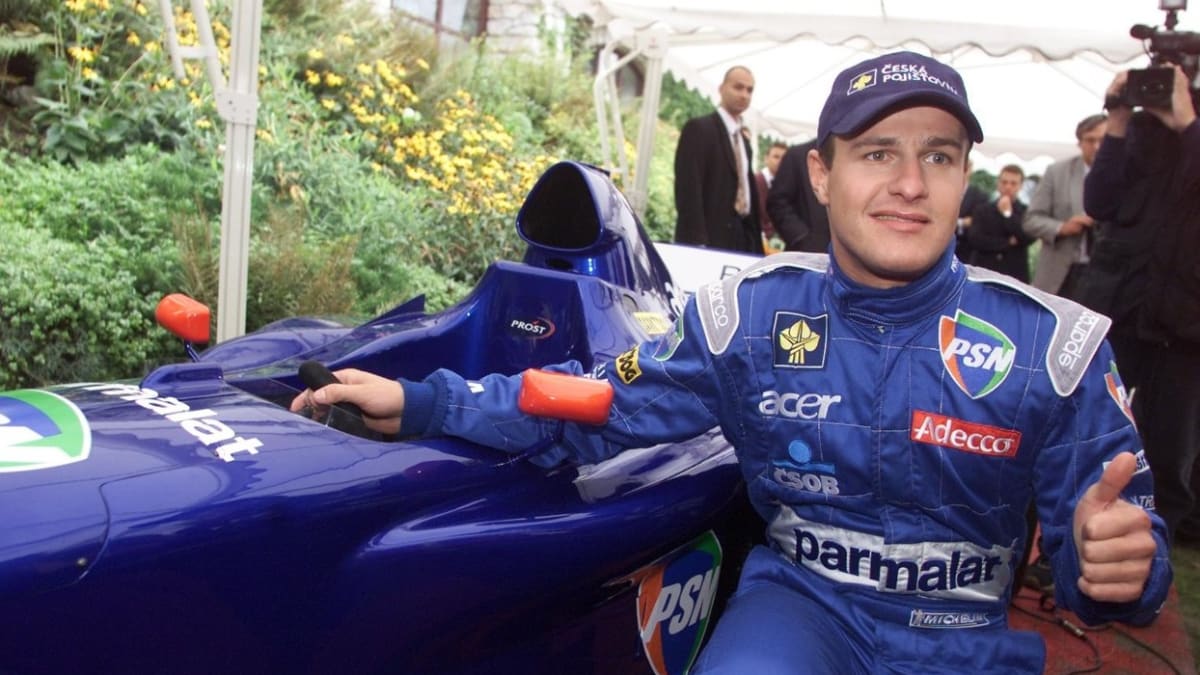 Tomáš Enge pózuje s formulí týmu Prost. Před 20 lety se stal prvním Čechem, který závodil ve formuli 1.