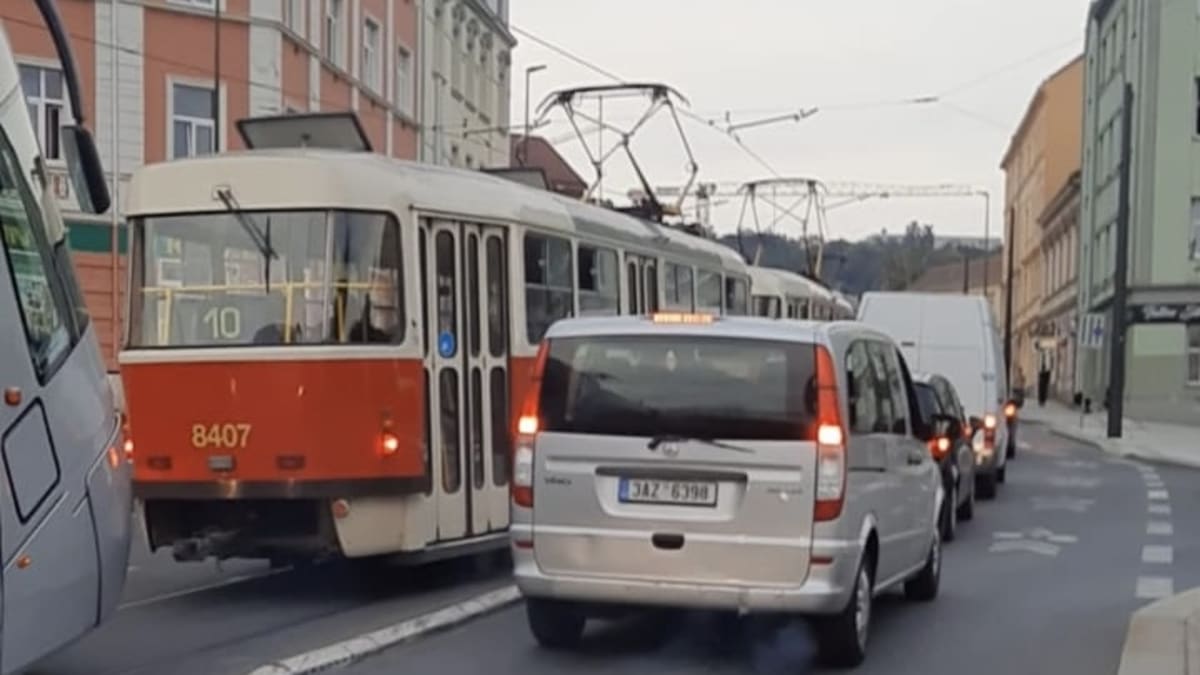 Dopravní kolaps v ulici Zenklova