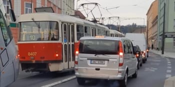 KOMENTÁŘ: Volným krokem jsem předešel tramvaje a auta. Video z dopravního pekla v Praze 
