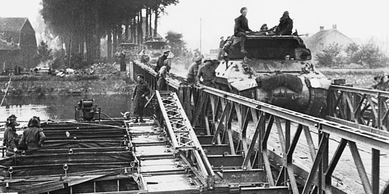 Menší vodní toky nedělaly vojákům problém, uměli přes ně postavit improvizované mosty, které dokázaly udržet i tanky. Problémem byl Rýn.