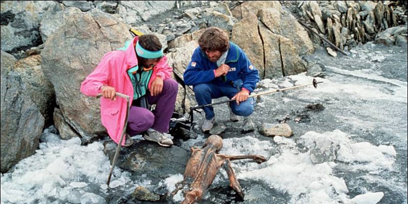 Horolezci Hans Kammerlander a Reinhold Messner si prohlížejí mumii ledového muže jen dva dny poté, co byla objevena.