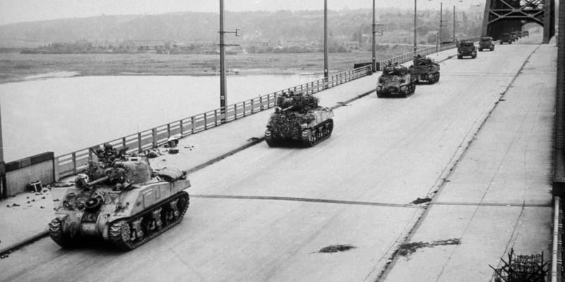 Obsazený most v Nijmegenu vytvořil důležitý koridor pro spojenecké tanky. Pro otevření cesty do Německa ale bylo potřeba udržet také most v Arnhemu.