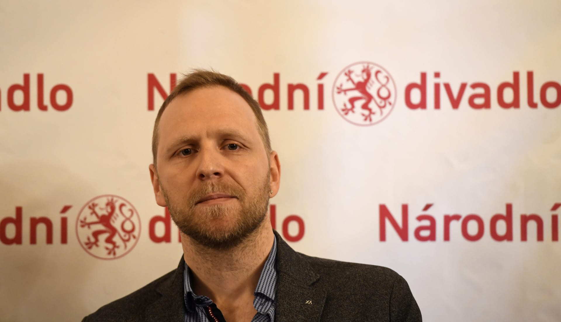 Umělecký ředitel Činohry Národního divadla Daniel Špinar na tiskové konferenci v březnu 2020