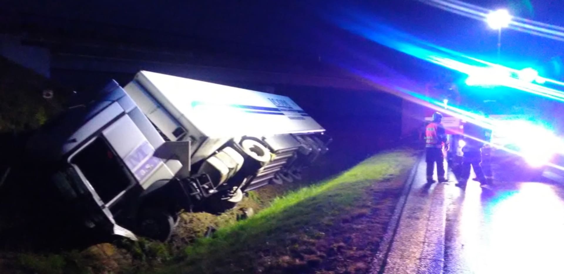 Převrácený kamionu na dálnici D7 u Nezabylic