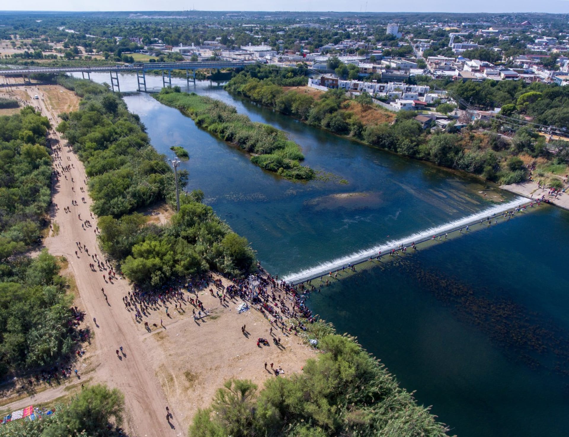 Migranti se často brodí řekou Rio Grande a vstupují zpět do Mexika.