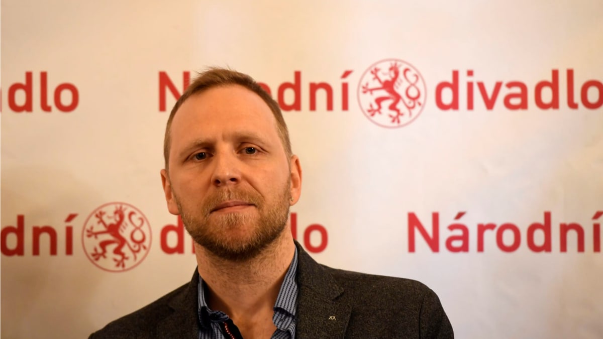 Umělecký ředitel Činohry Národního divadla Daniel Špinar na tiskové konferenci v březnu 2020