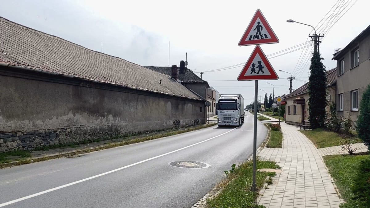 Petici za omezení tranzitní dopravy sepsali obyvatelé obcí na Olomoucku. Chtějí úpravu zákona. 
