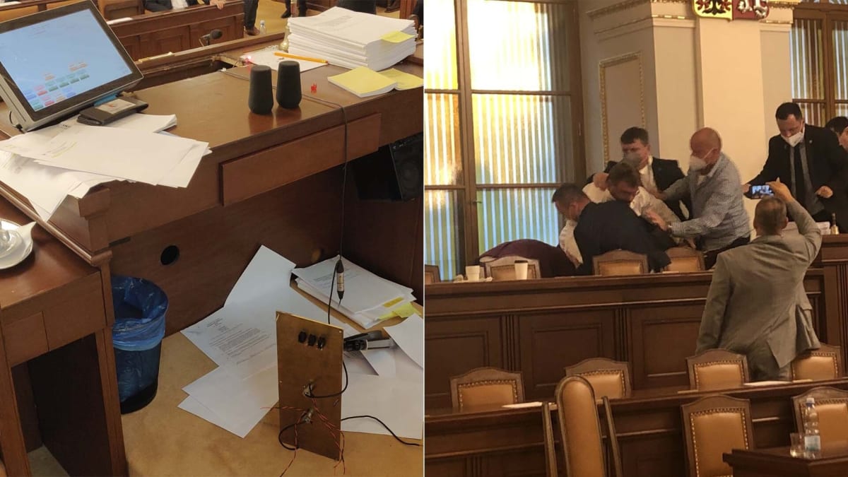 Nezařazený poslanec Lubomír Volný opět řádil ve Sněmovně. Na poslední schůzi před volbami zdemoloval místo předsedajícímu dolní parlamentní komory.