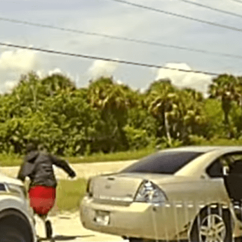 Muž na Floridě střílel po policistech ze samopalu