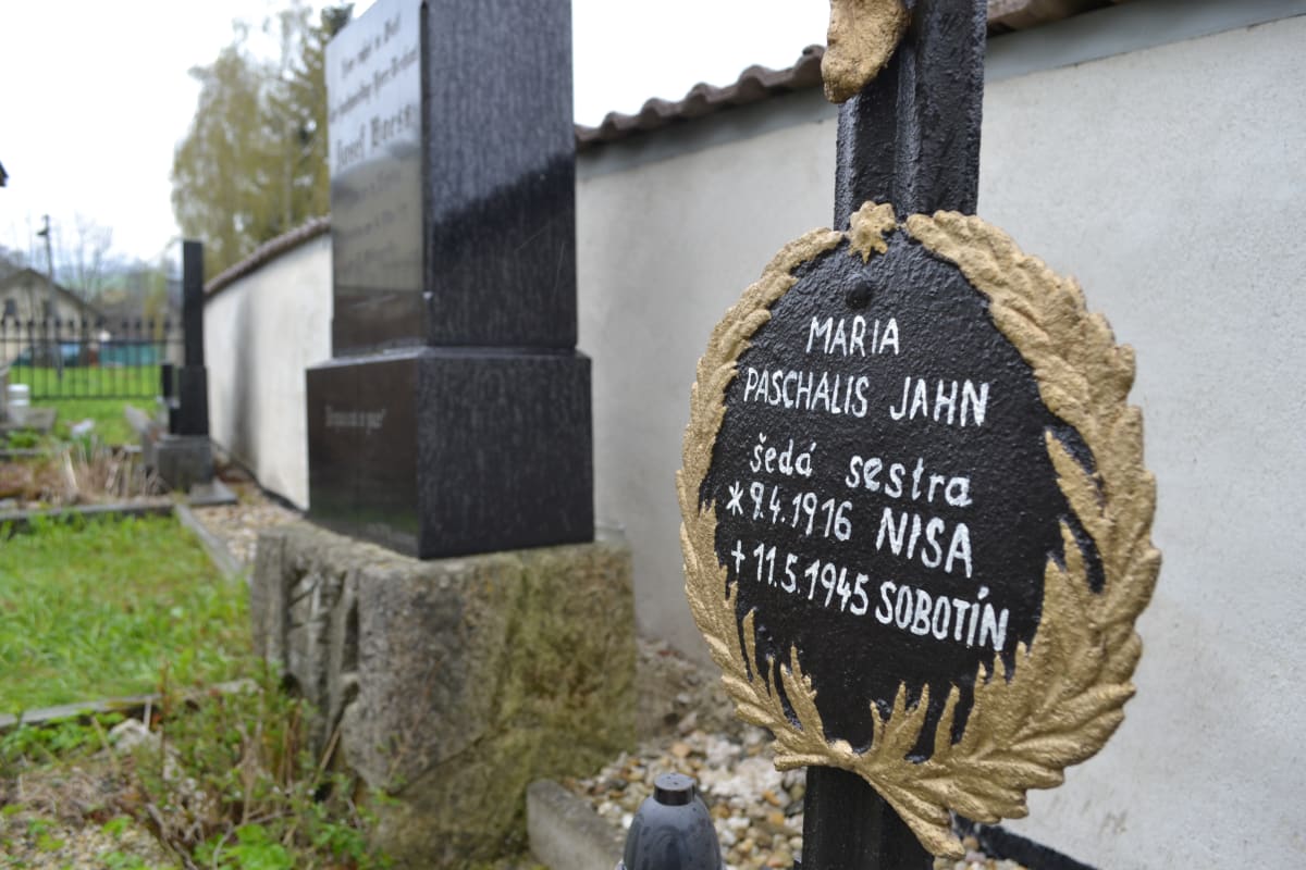 Hrob rudoarmějcem zastřelené Marie Paschalis Jahnové v Sobotíně na Šumpersku