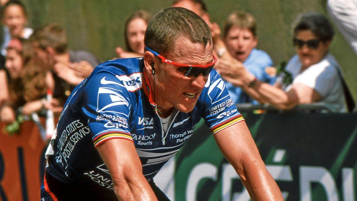 Cyklista, který vyhrál Tour de France sedmkrát, ale vlastně ani jednou. Lance Armstrong slaví 50 let.