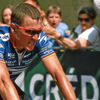 Cyklista, který vyhrál Tour de France sedmkrát, ale vlastně ani jednou. Lance Armstrong slaví 50 let.