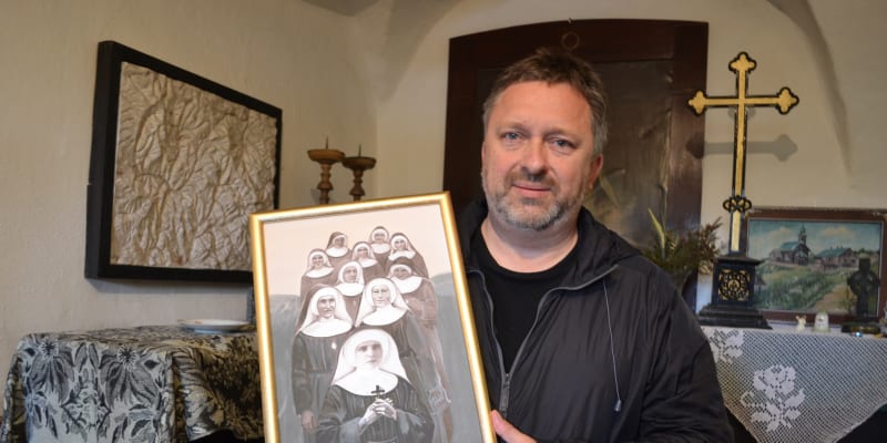 Sobotínský farář Milan Palkovič s obrazem deseti řeholnic, které nepřežily příchod Rudé armády. Papež František nyní schválil jejich beatifikaci.