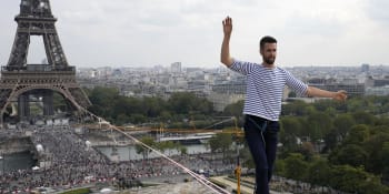 Akrobat působivým kouskem nadchl Paříž. Z Eiffelovky se po laně vydal přes řeku Seinu