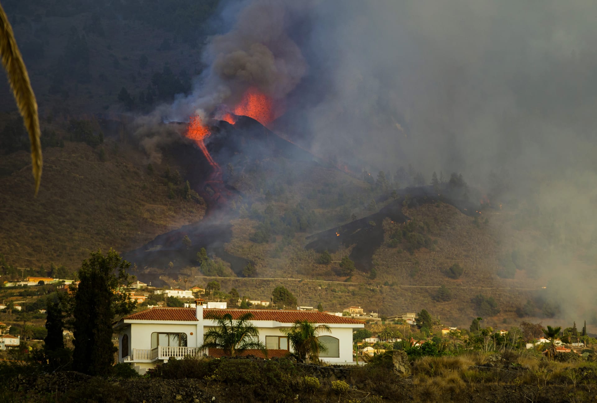 Sopka na španělském ostrově La Palma stále chrlí lávu,