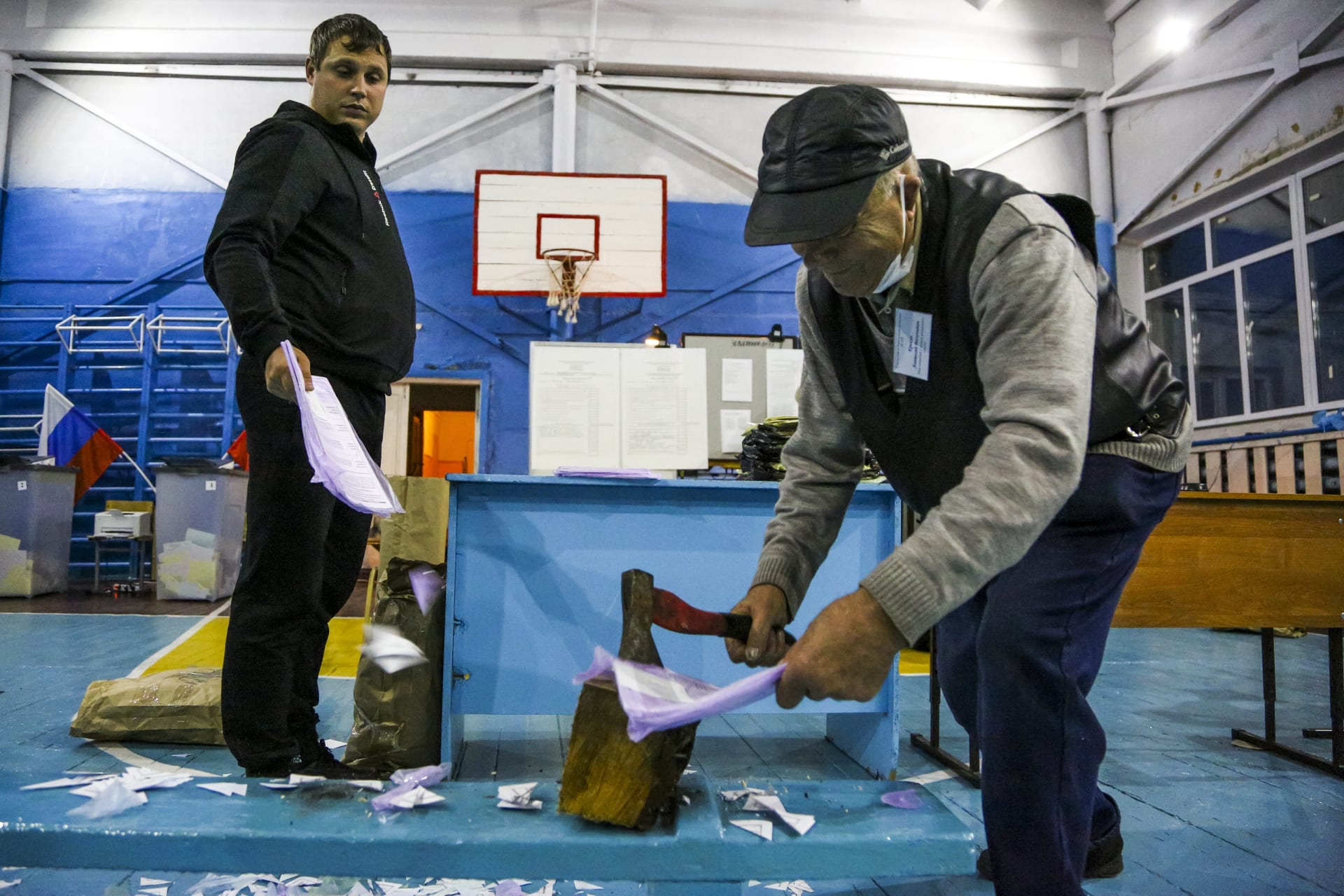 Oiginální ničení nevyužitých hlasovacích lístků ve volební místnosti obce Nikolajevka u města Omsk