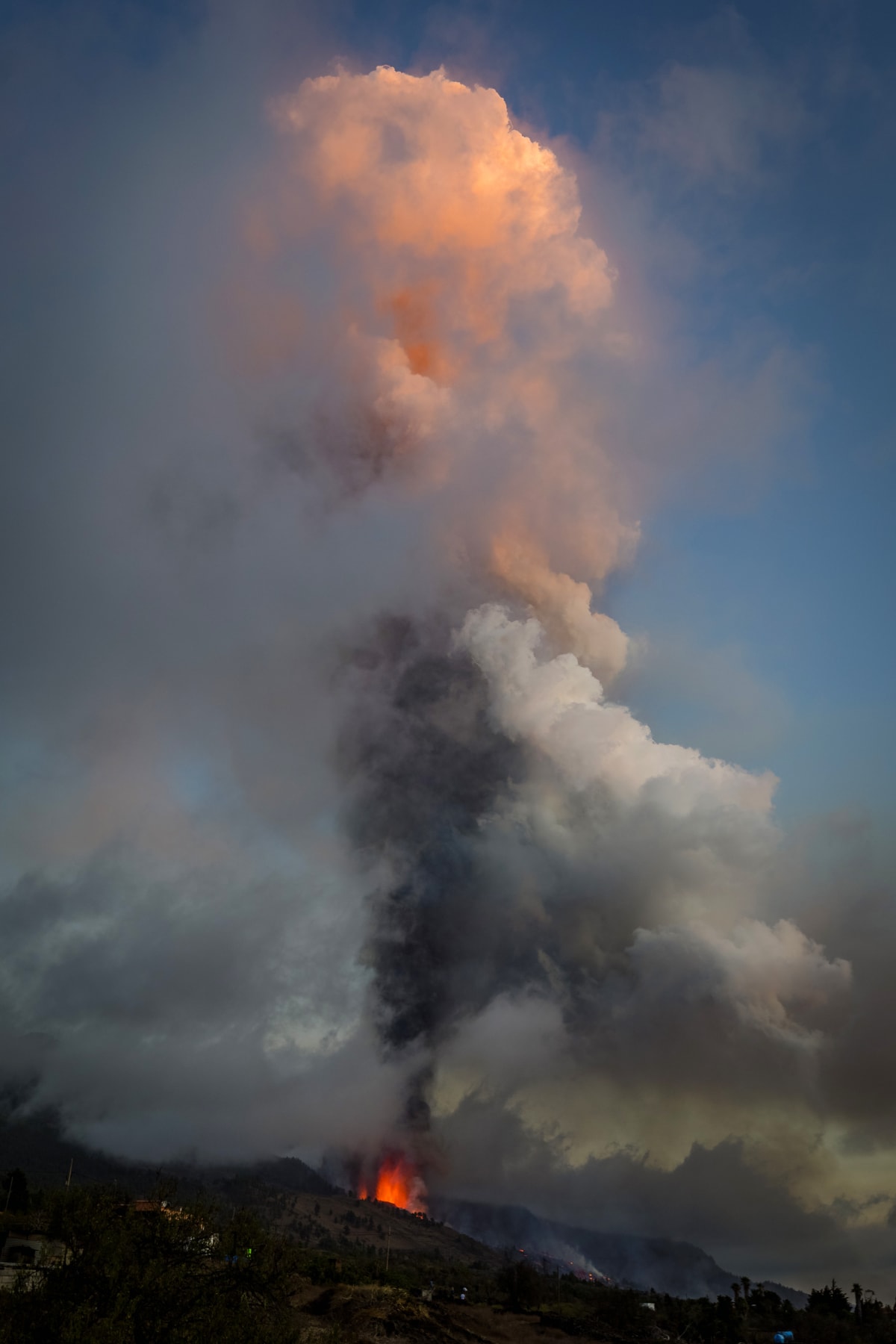 Sopka na španělském ostrově La Palma stále chrlí lávu.