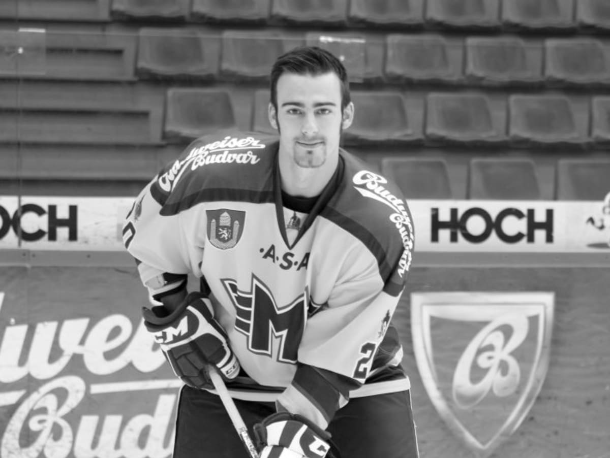Hokejistovi Tomáši Prokopovi bylo 27 let.