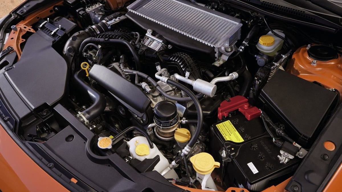 Nový turbomotor s protilehlými písty (boxer) má objem 2,4 litru a v sérii dává 192 kW.