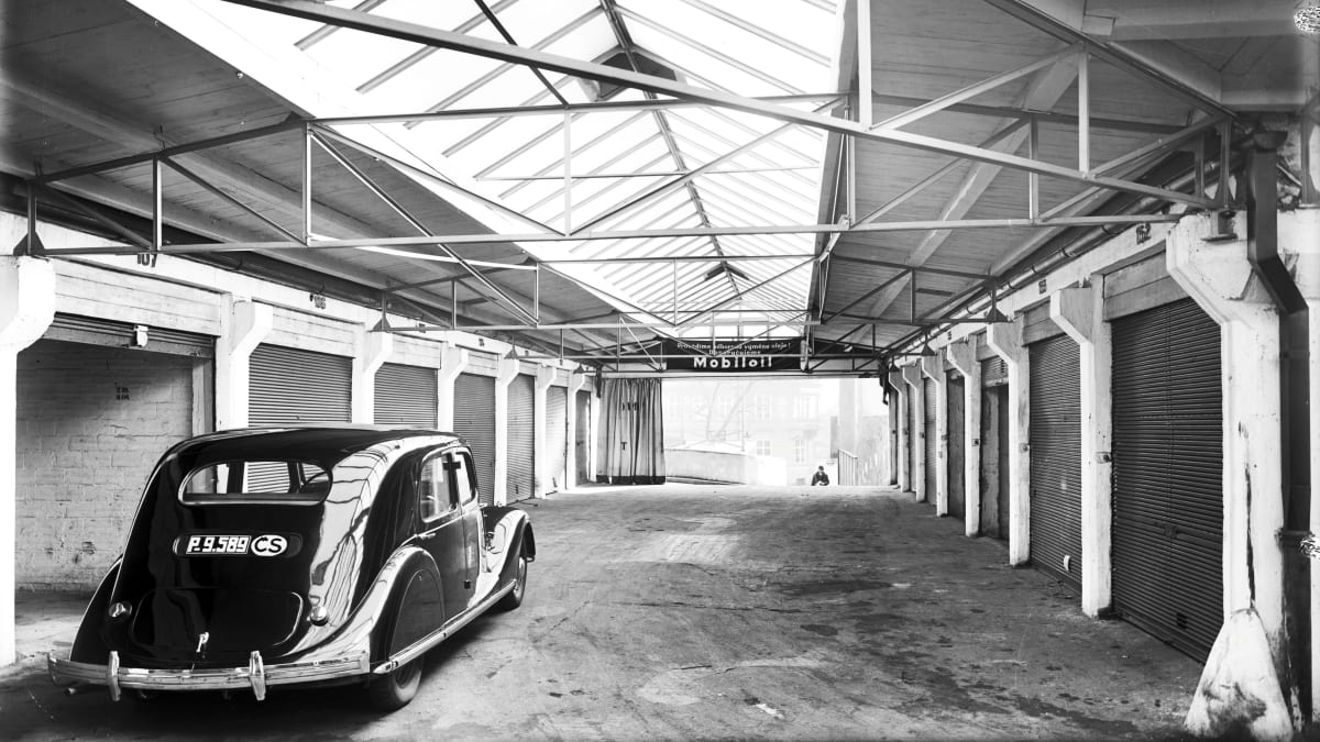 Fenoménem doby se staly takzvané garáže, tedy prostory, kde bylo možné nejen parkovat, ale také tankovat vozidla a provádět běžný servis.