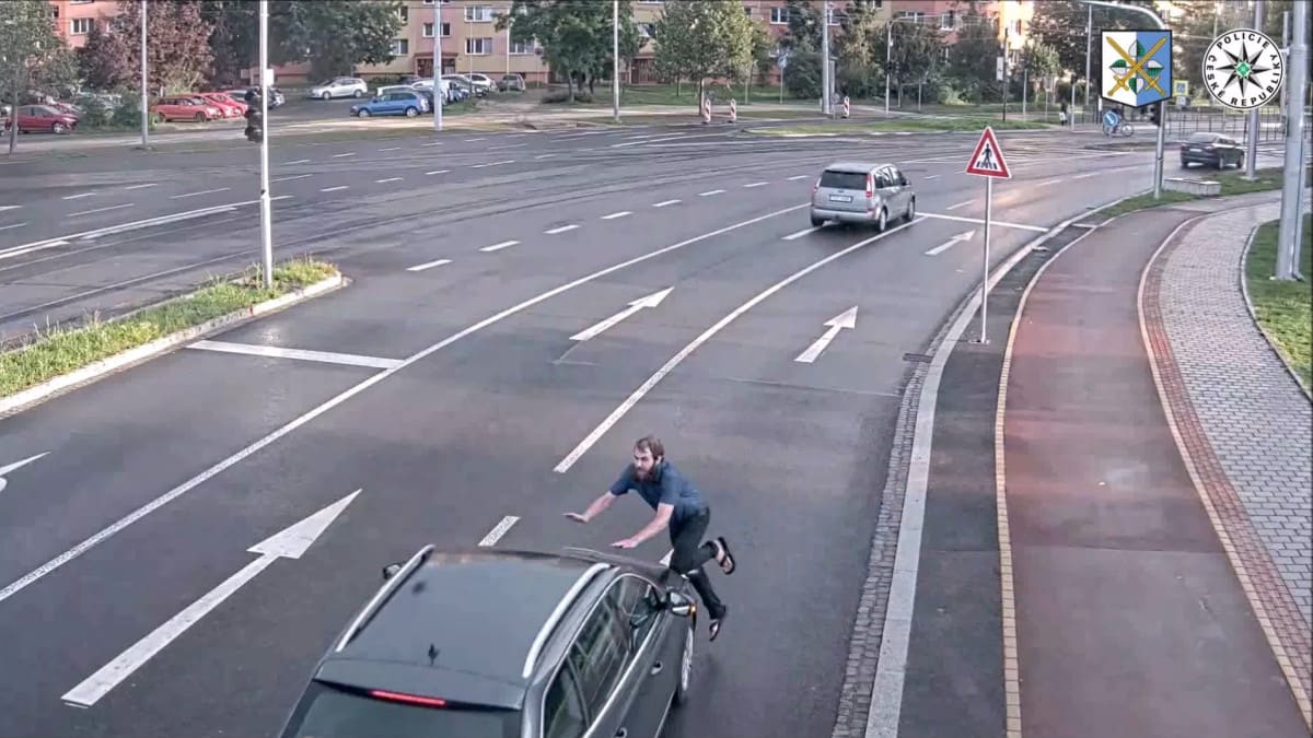 Muž v Ostravě skočil zničehonic na kapotu přijíždějícího auta