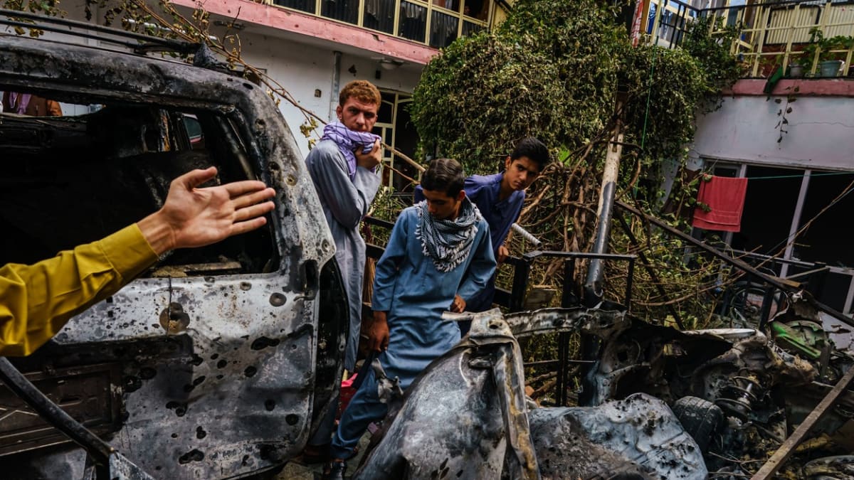 Po útoku dronem se dvorek u dvoupatrového domu v Kábulu proměnil ve spáleniště.