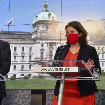Premiér Andrej Babiš (ANO) a ministryně sociálních věcí Jana Maláčová (ČSSD)
