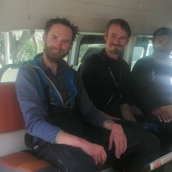 Horolezci Jakub Vlček (vlevo) a Petr Macek (uprostřed) společně se svým pákistánským parťákem po záchraně z Rakapoši.