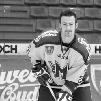Hokejistovi Tomáši Prokopovi bylo 27 let.