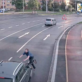 Muž v Ostravě skočil zničehonic na kapotu přijíždějícího auta