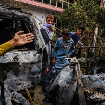 Po útoku dronem se dvorek u dvoupatrového domu v Kábulu proměnil ve spáleniště.