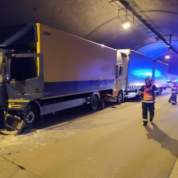 Nehoda čtyř nákladních aut zablokovala Komořanský tunel na Pražském okruhu.