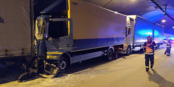 V Komořanském tunelu se srazila čtyři nákladní auta. Pražský okruh byl uzavřen
