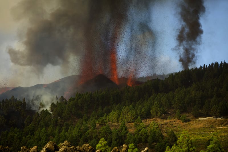 Sopka na španělském ostrově La Palma stále chrlí lávu,