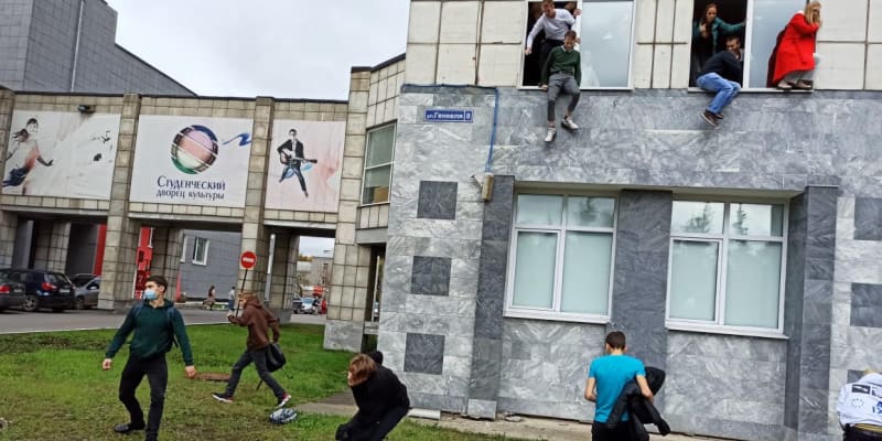 Studenti permské univerzity vyskakovali před útočníkem z oken.