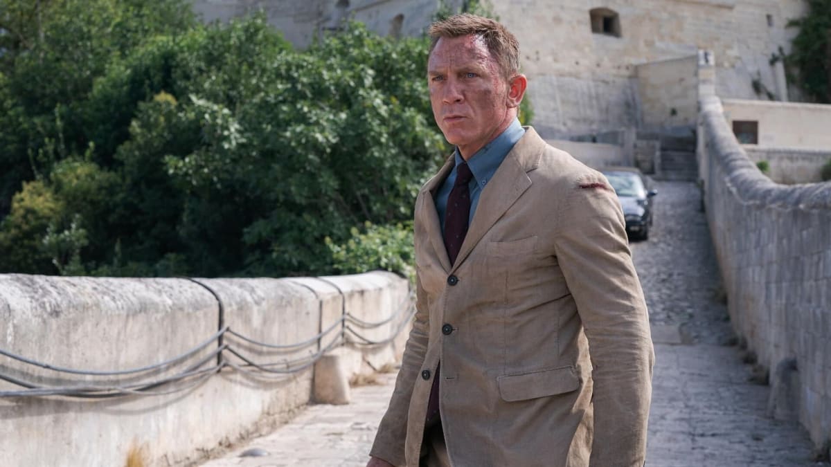 Daniel Craig se jako James Bond naposledy představuje ve filmu Není čas zemřít