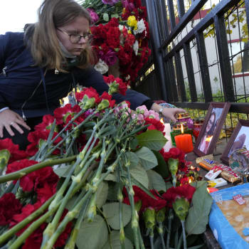 Lidé se sešli před školou v Permu, aby uctili památku obětí po střelbě.