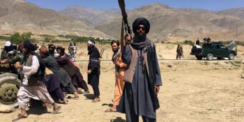 Návrat ke starým praktikám. Tálibán pověsil mrtvolu na jeřáb, líčí svědek