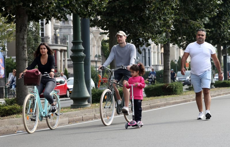 Brusel se na jeden den zbavil aut, tisíce lidí vyrazily do ulic na kolech, skateboardech nebo pěšky. 