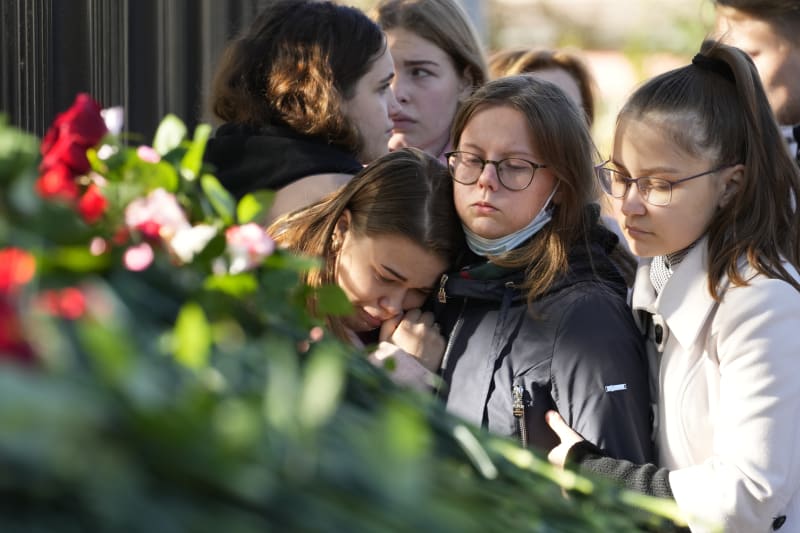 Lidé se sešli před školou v Permu, aby uctili památku obětí střelby.