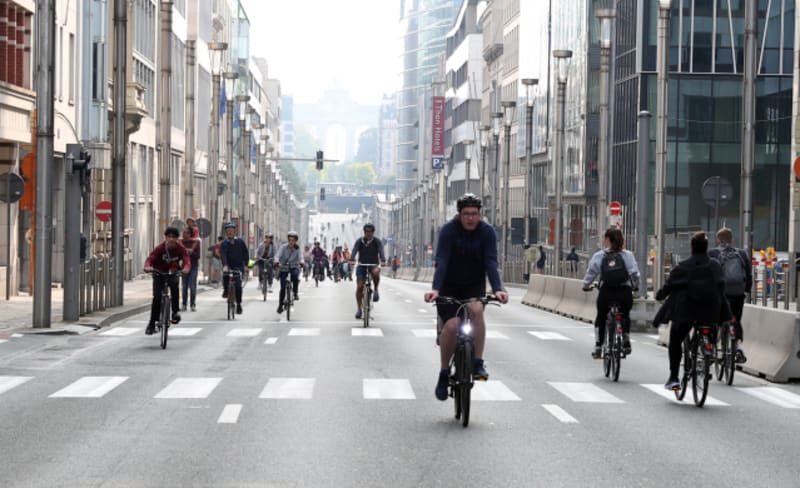 Brusel se na jeden den zbavil aut, tisíce lidí vyrazily do ulic na kolech, skateboardech nebo pěšky. 