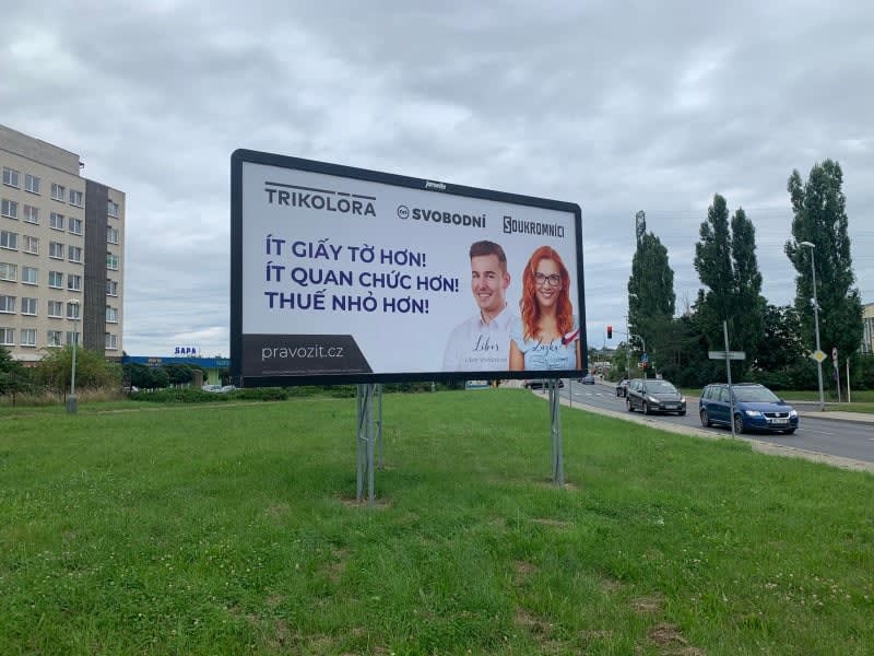Předvolební uskupení Trikolóry, Svobodných a Soukromníku lákalo billboardem u tržiště Sapa potenciální voliče.