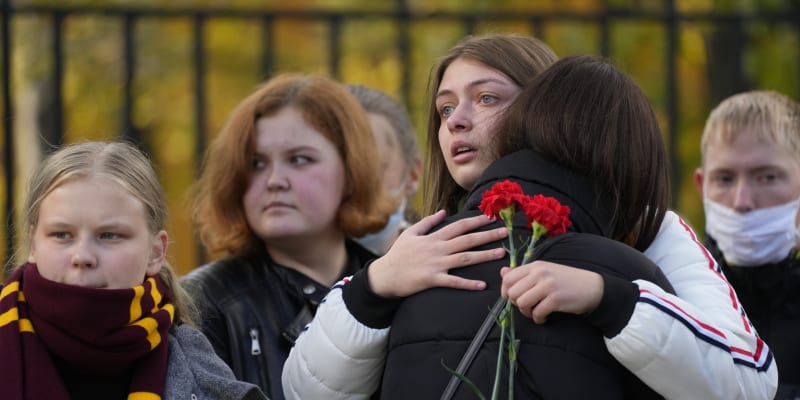 Lidé se sešli před školou v Permu, aby uctili památku obětí střelby.